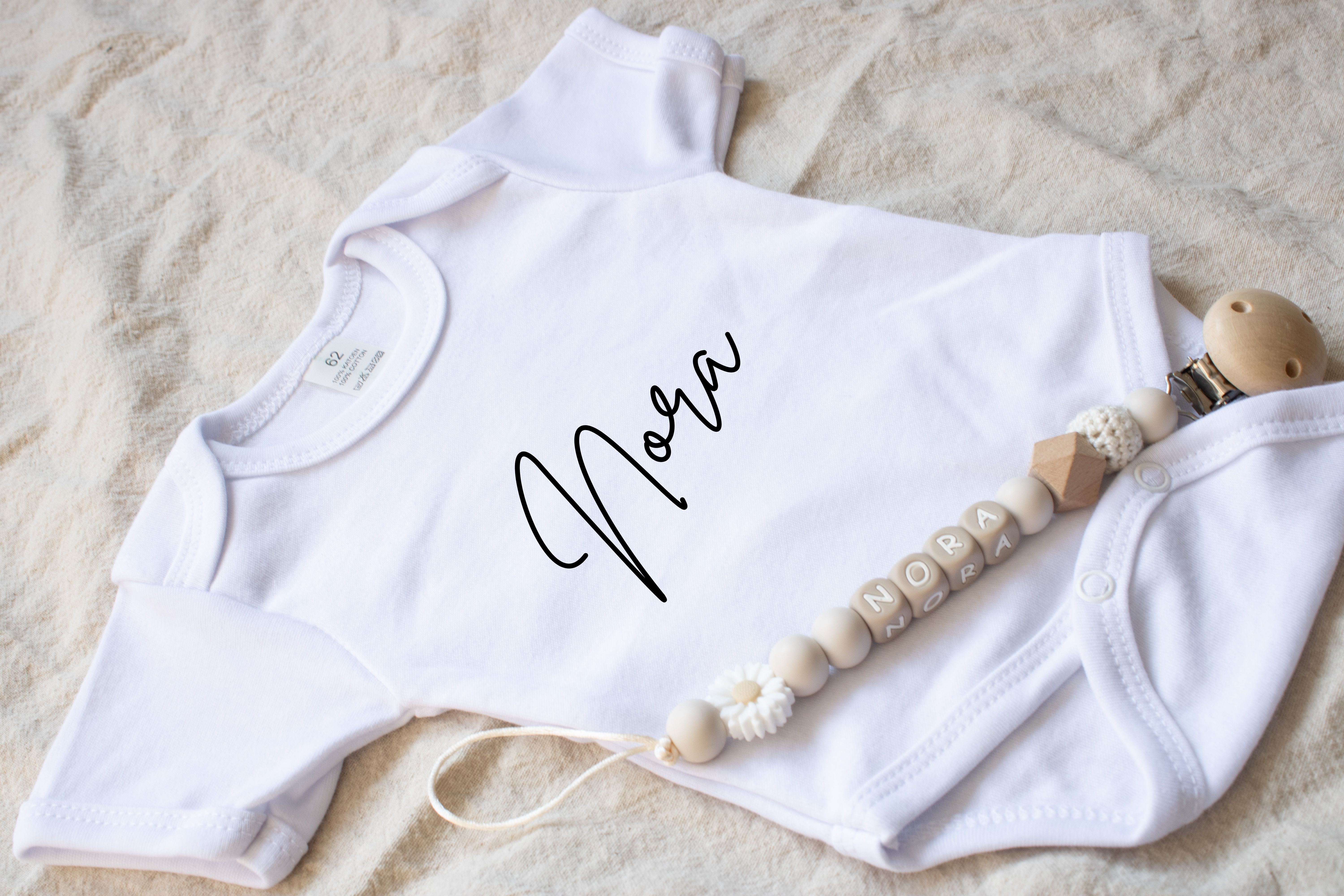 Witte romper met naam , romper met naam , babykleding , baby romper , gepersonaliseerd.