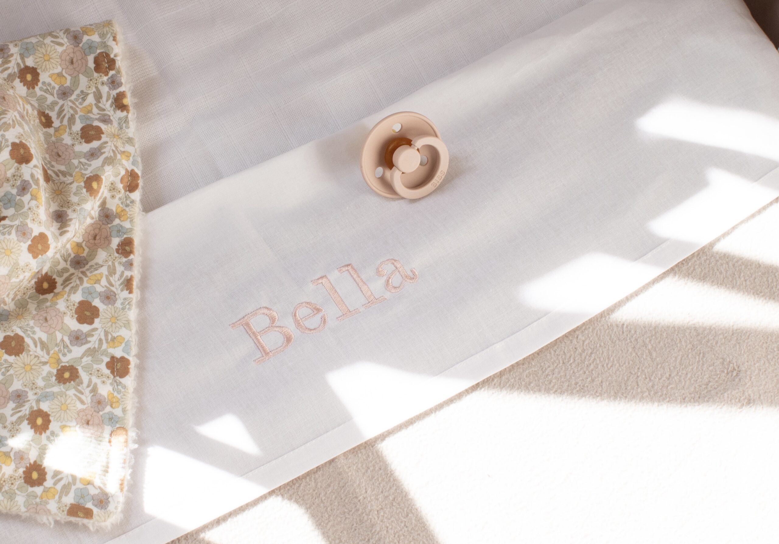 Ledikantlaken geborduurd met naam , babykamer , babycadeau, baby bed , ledikant , wieg