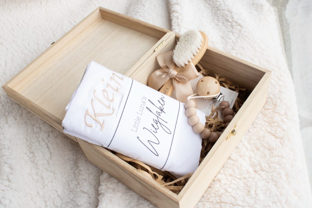 Kraamcadeau , kraam cadeau , baby cadeau , baby , kraampakket met naam , gepersonaliseerd cadeau, haarborstel met naam