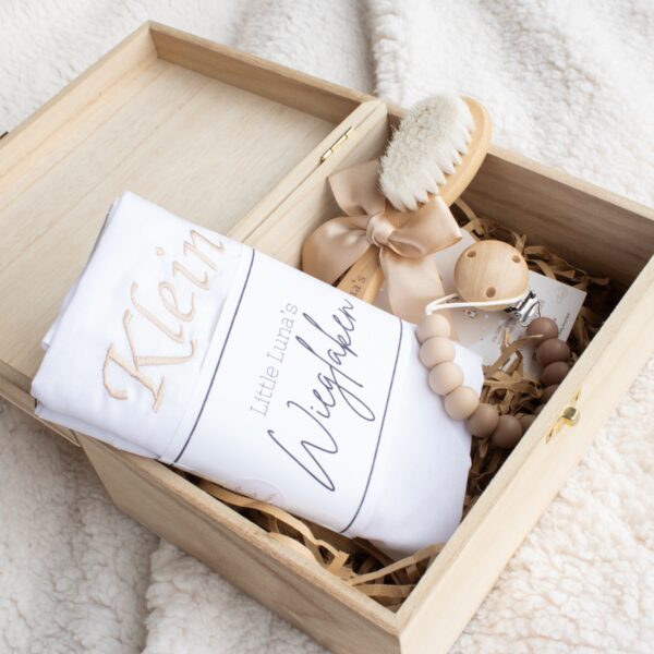 Kraamcadeau , kraam cadeau , baby cadeau , baby , kraampakket met naam , gepersonaliseerd cadeau, haarborstel met naam